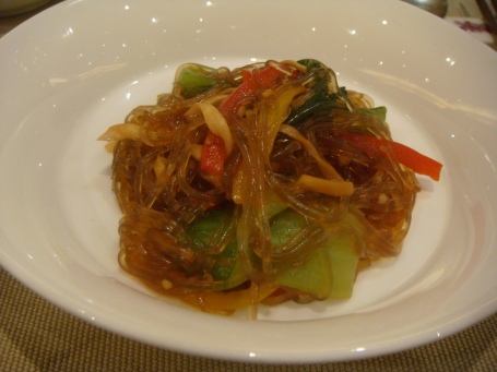 6) Clear noodles stir-fried with vegetables. Heavier-than-expected dose of garlic in the noodle